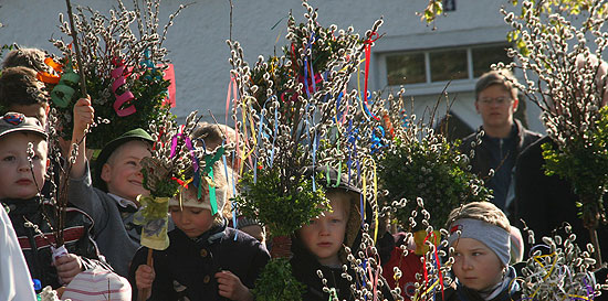 Segnung der Palmbuschen für die Pfarrei „Maria Himmelfahrt“ in Prien: Kinder mit Palmbuschen (Fotos: Hötzelsperger)